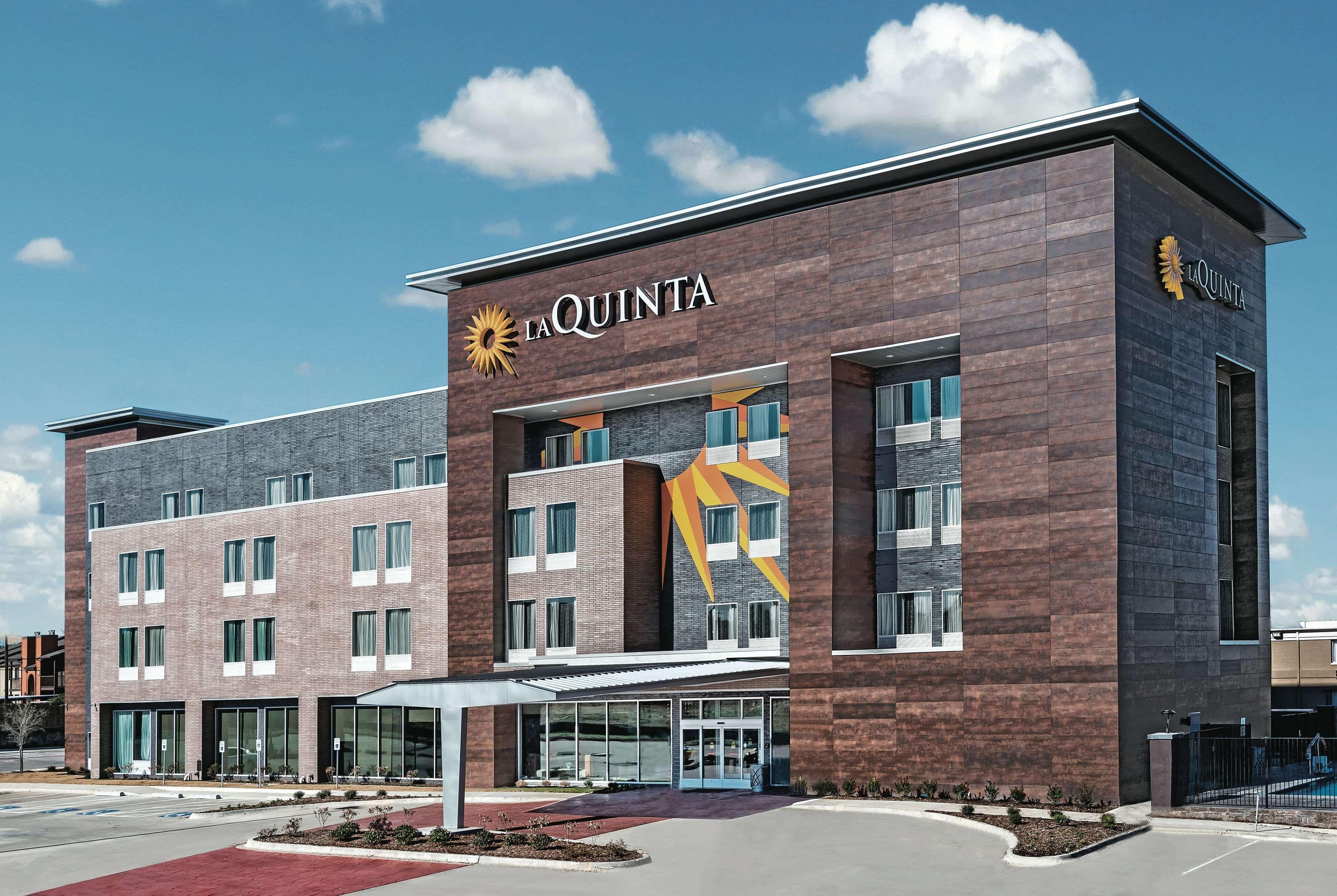 12 Business Hotels Near Verizon Theatre Grand Prairie for Work Trips