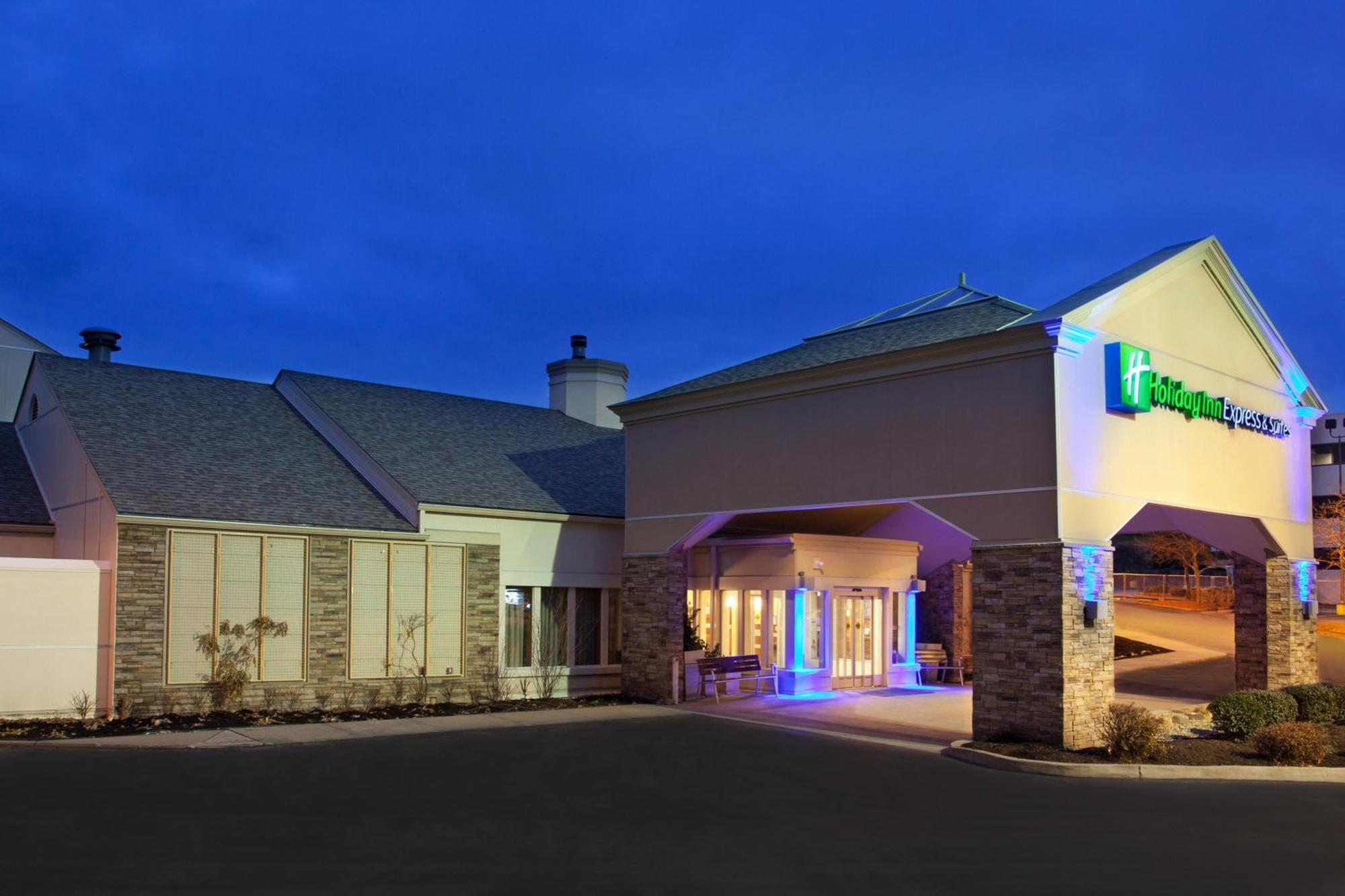 Where to Stay Near PIT: 5 Best Business Hotels