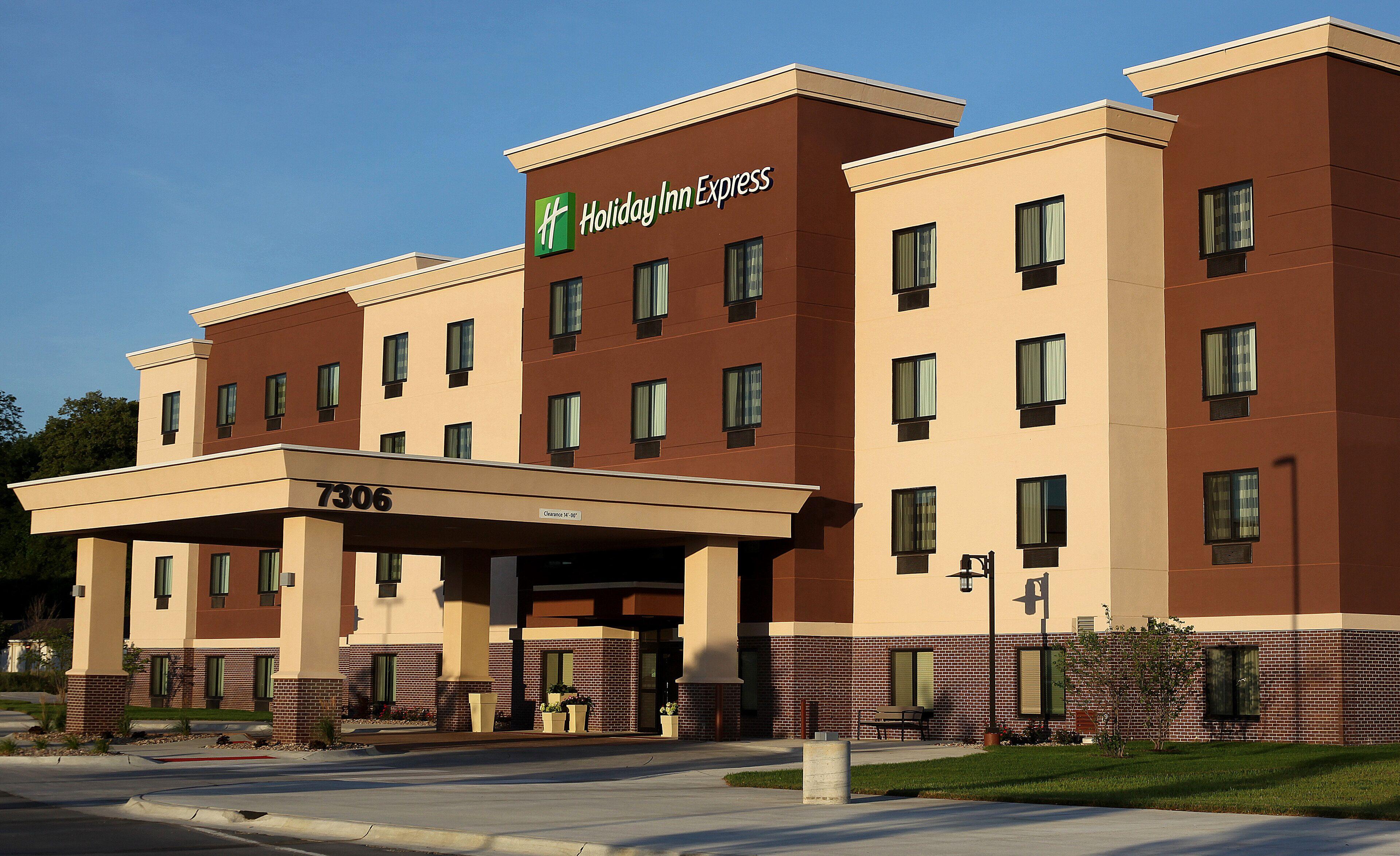 Staying Near Fun Plex Omaha: 4 Hotels Compared