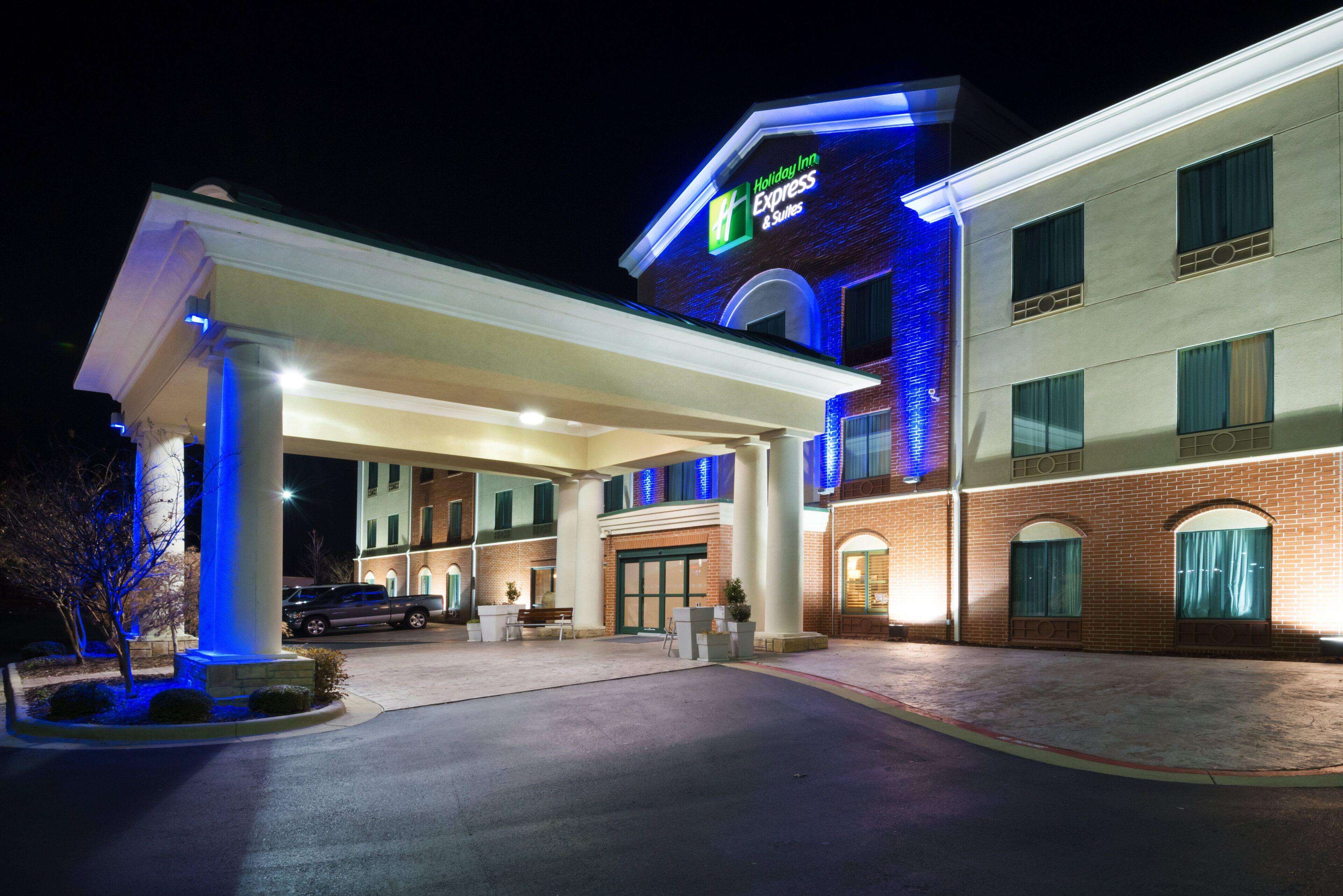 5 Business Hotels Near Arkansas Artists Gallery Worth Booking