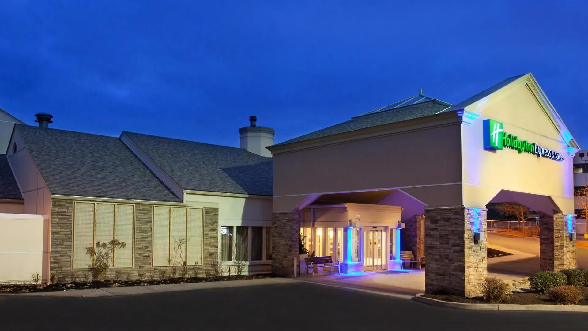 Where to Stay Near PIT: 5 Best Business Hotels