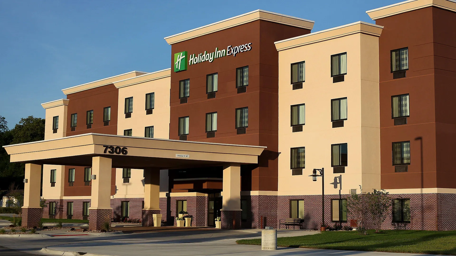 Staying Near Fun Plex Omaha: 4 Hotels Compared