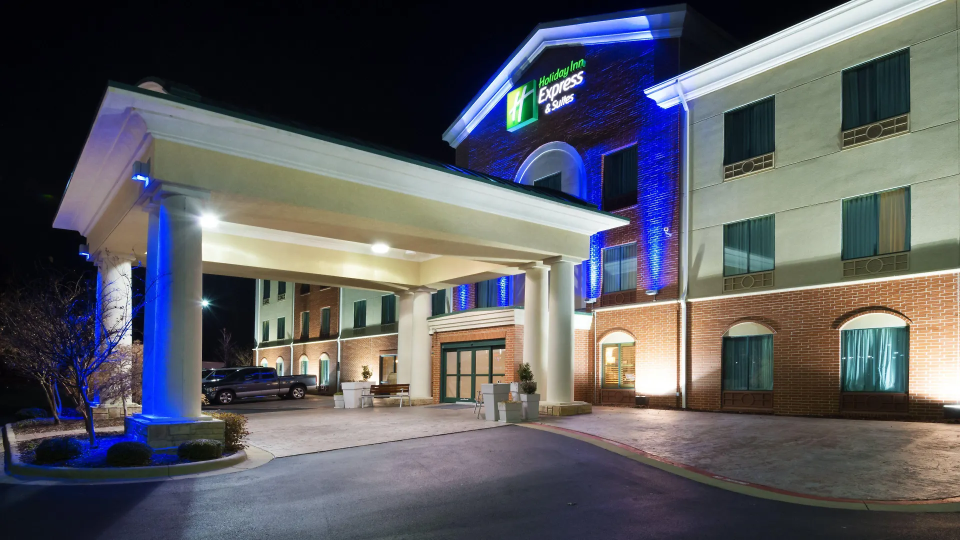 5 Business Hotels Near Arkansas Artists Gallery Worth Booking