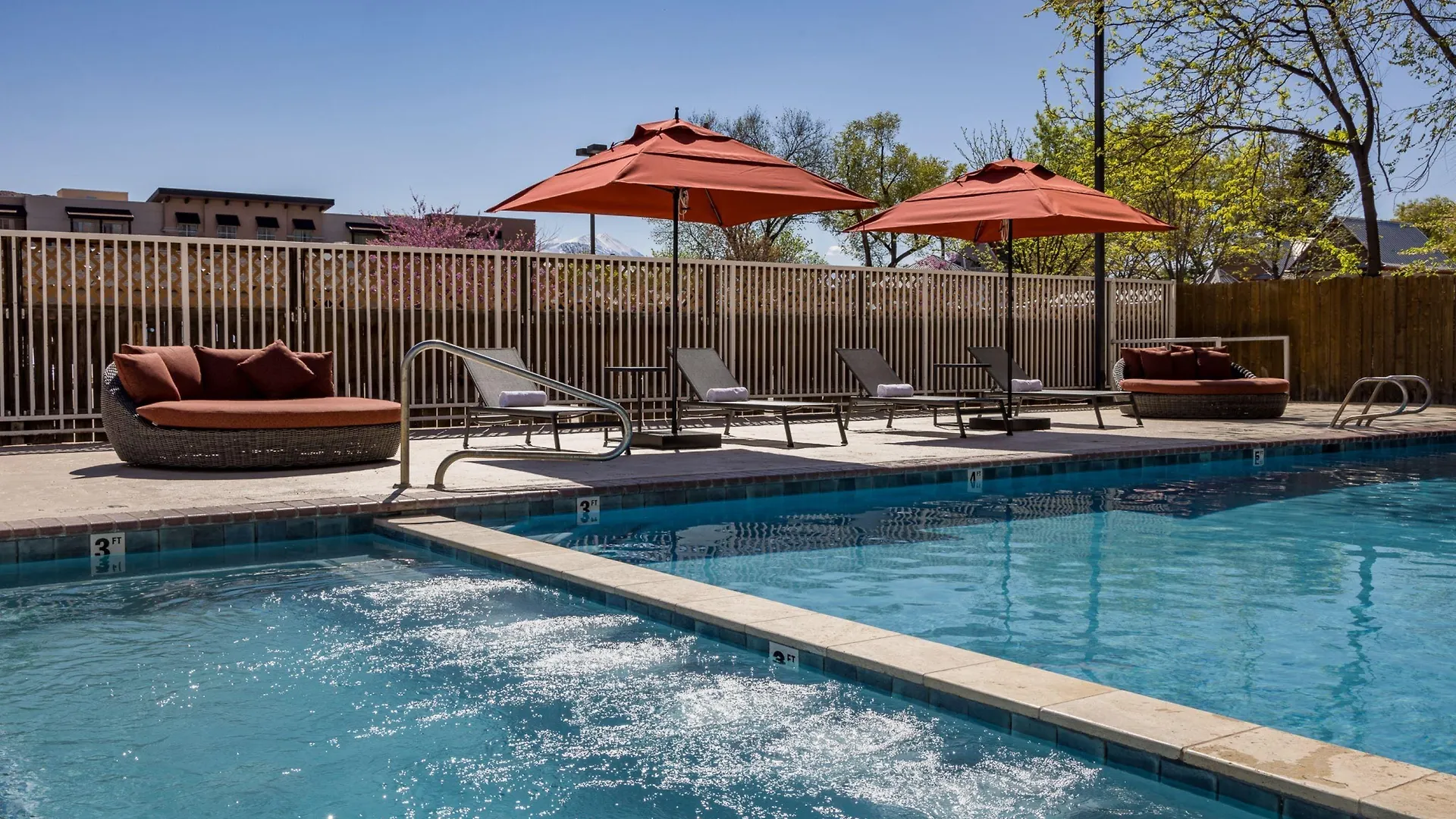 Staying Near Captain Ahab Trail: 11 Budget Hotels Compared