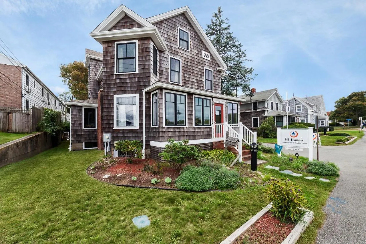 Where to Stay Near JFK Memorial Hyannis: 11 Airport Hotels