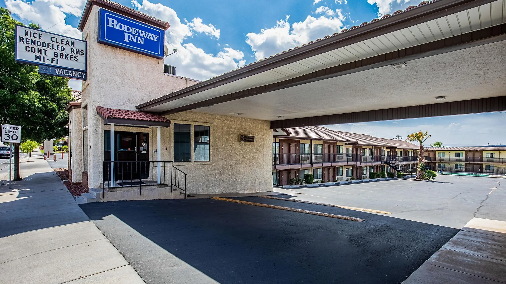 8 Hotels Near Sunbrook Golf Club for Easy Course Access