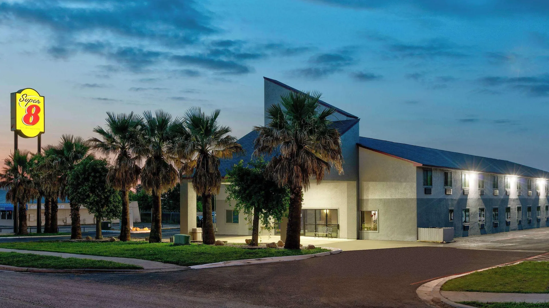 5 Super 8 By Wyndham Hotels in Texas Wine Country Worth Booking