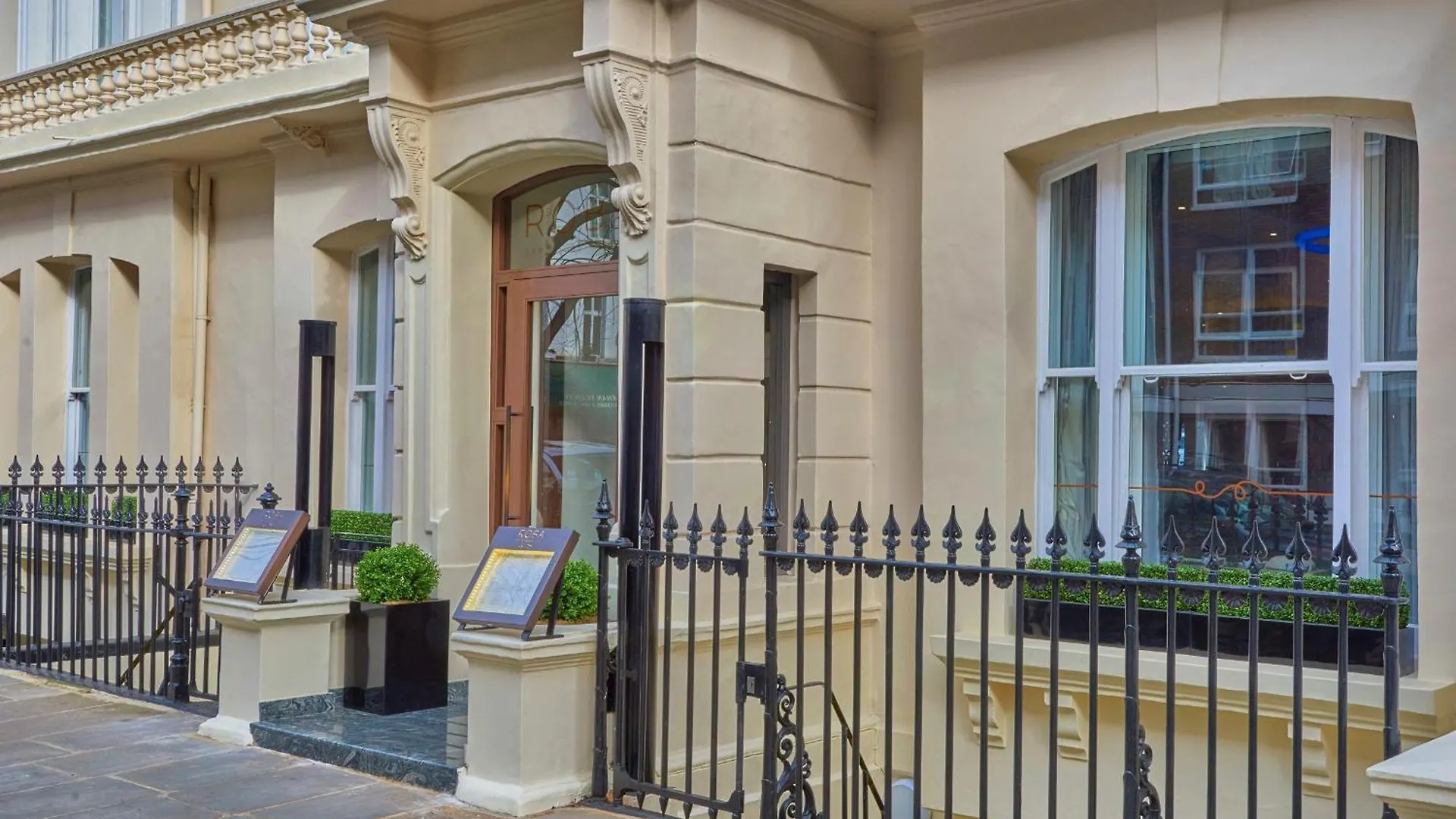 Staying In Paddington: 2 Four-Star Hotels Compared