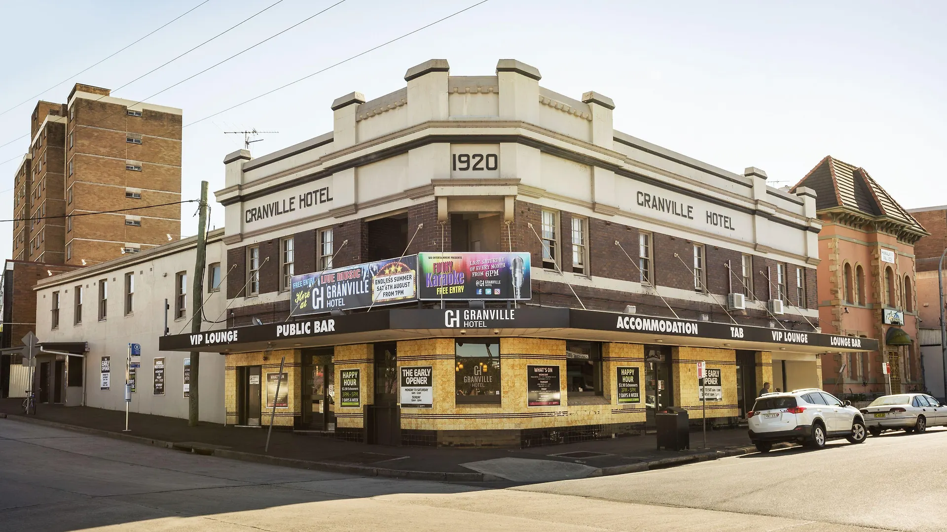 Where to Stay Near Bicentennial Park: 5 Budget Hotels Ranked