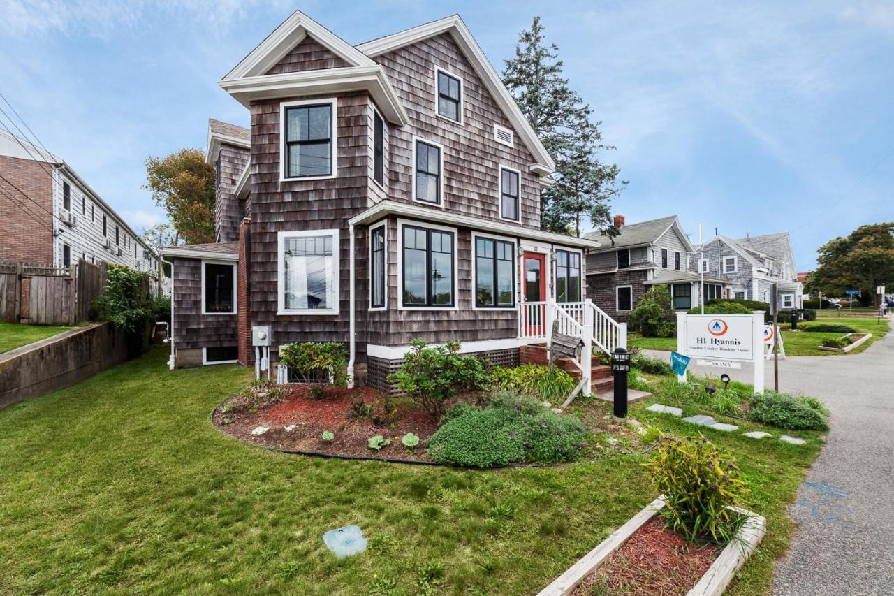 Where to Stay Near JFK Memorial Hyannis: 11 Airport Hotels