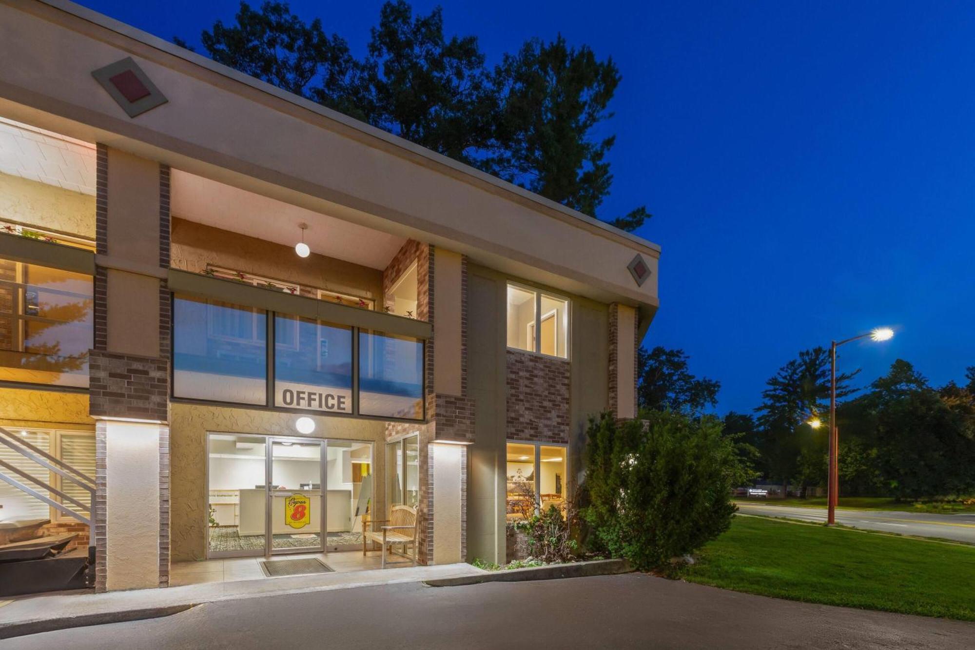 Where to Stay Near Grand Traverse Mall: 9 Airport Hotels Reviewed