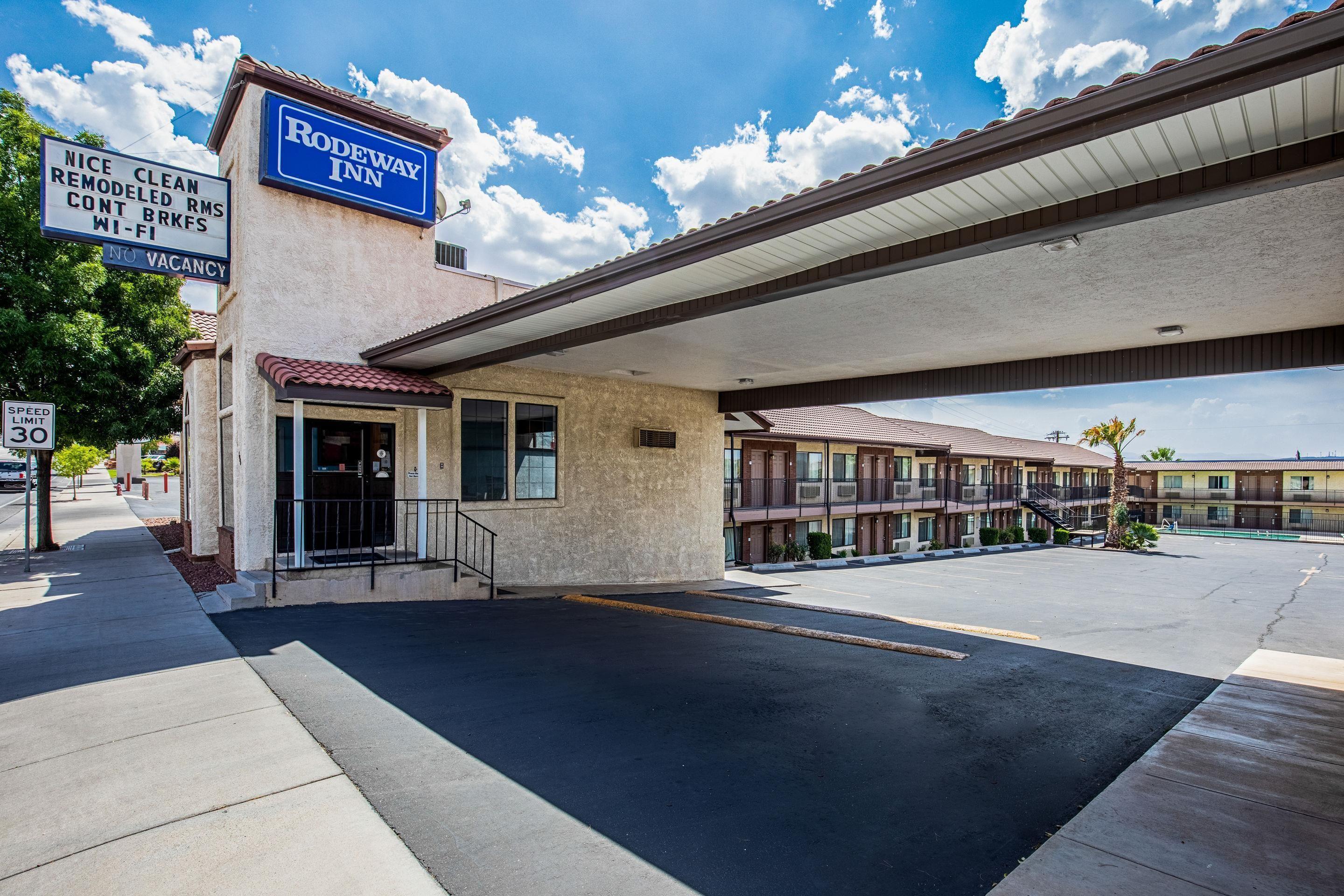 8 Hotels Near Sunbrook Golf Club for Easy Course Access