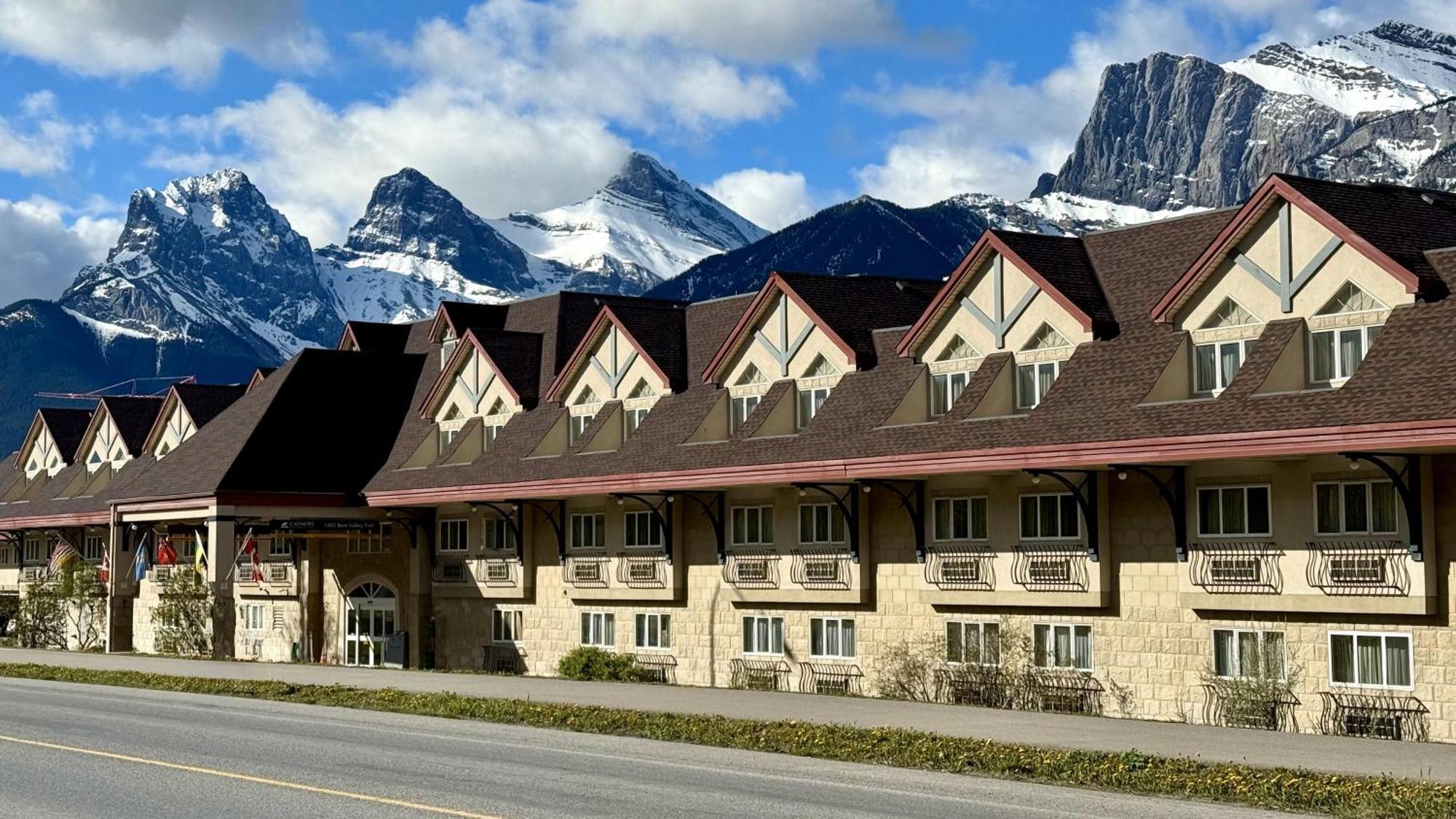 Where to Stay in Canada West: 15 Best Central Hotels