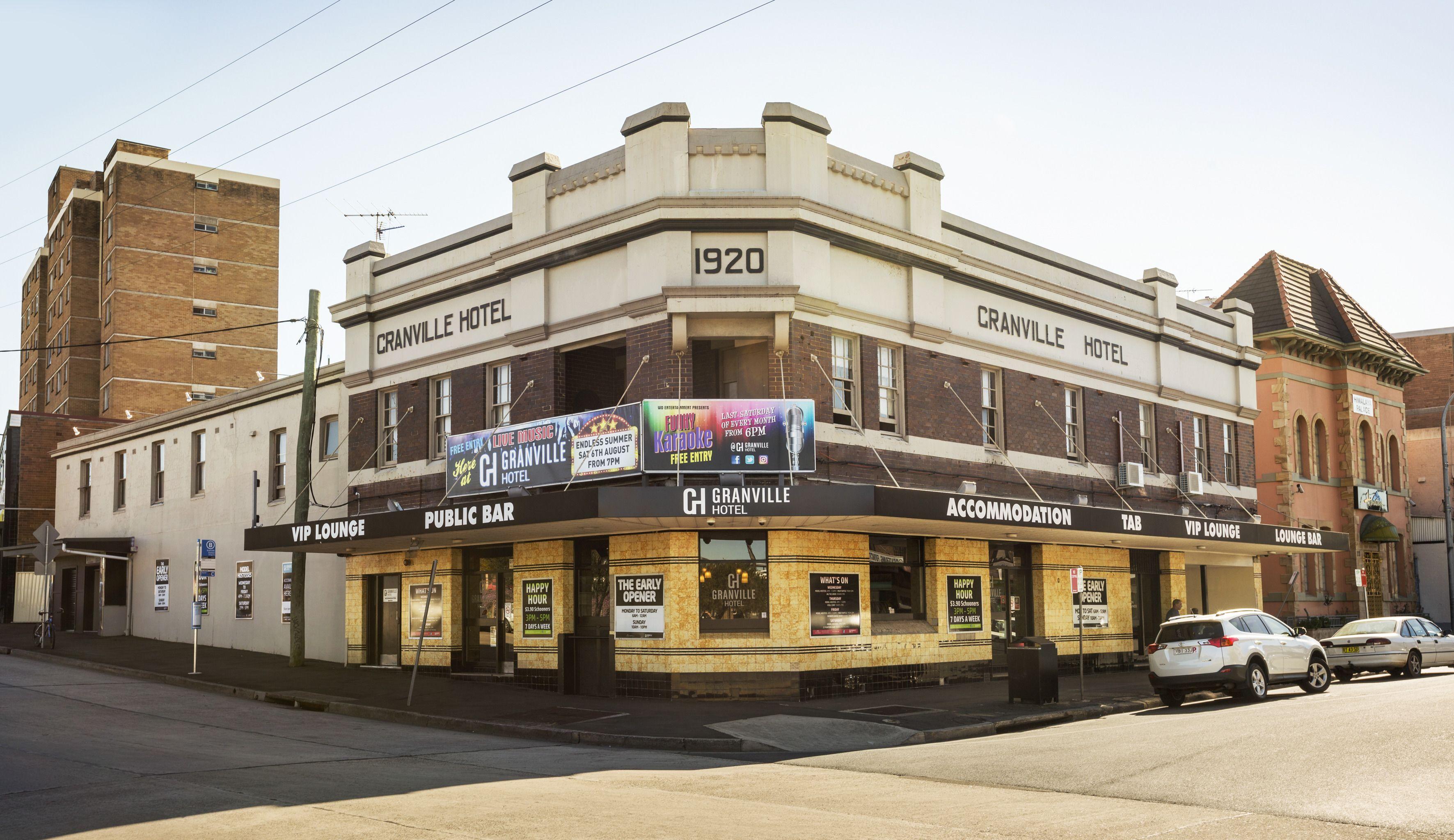 Where to Stay Near Bicentennial Park: 5 Budget Hotels Ranked